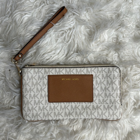 MICHAEL KORS BEDFORD DOUBLE ZIP POCKET MEDIUM WRISTLET - Picture 4 of 10